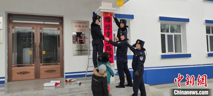 圖為恩和哈達邊境派出所民警貼對聯(lián)。　恩和哈達邊境派出所供圖